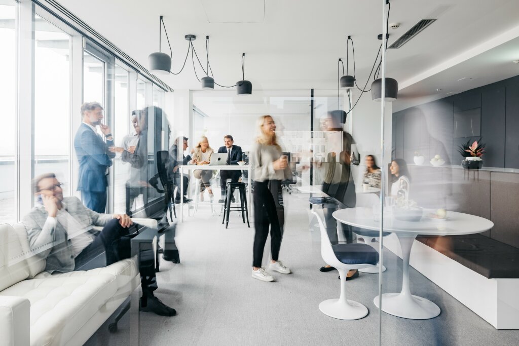 Kollegen stehen in einem hellen Büro.