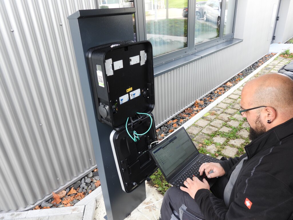 Ladestation mit Techniker.